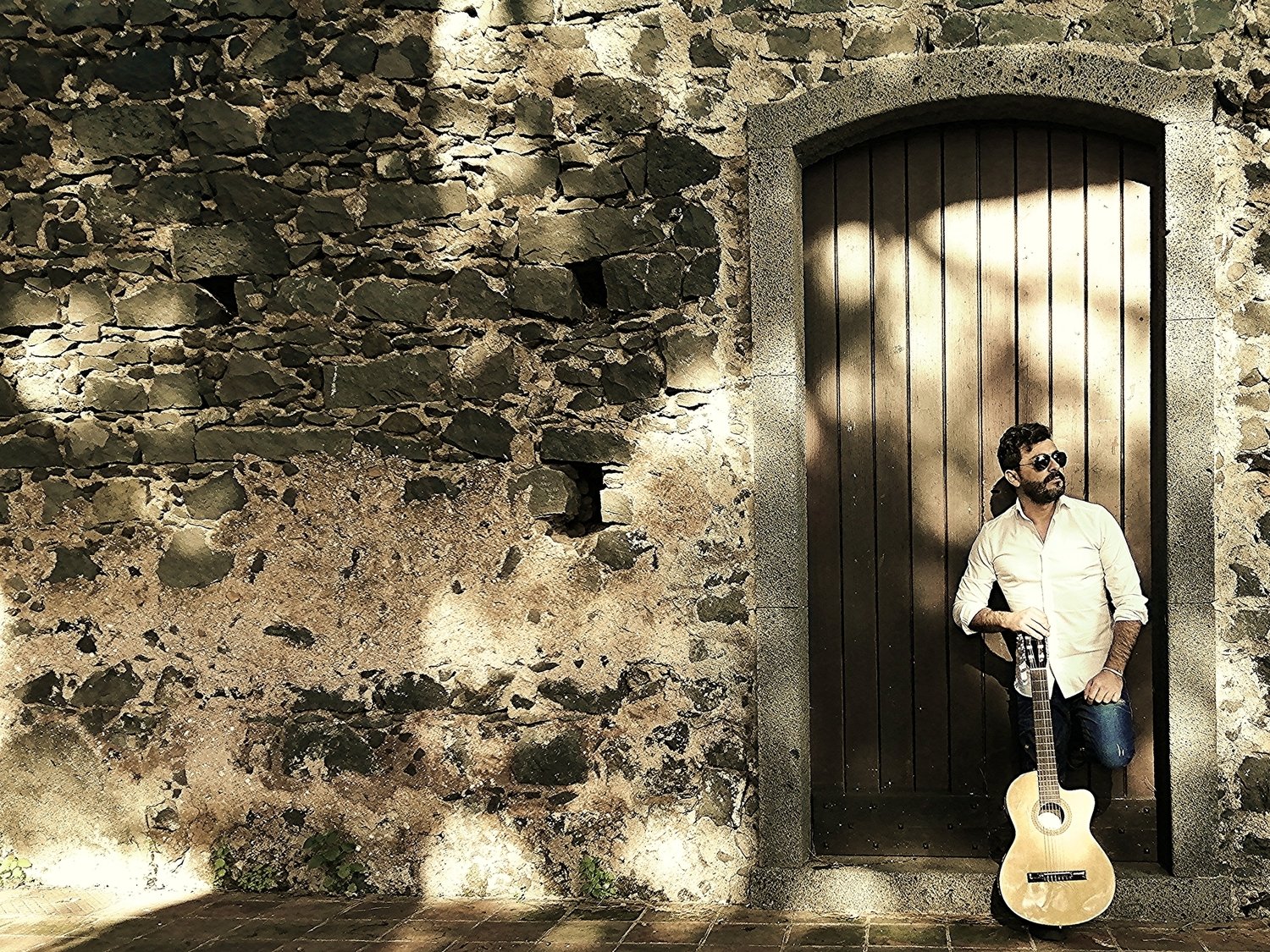 Andrea Russo e il Viaggio Sonoro dell’album "Just Moments"